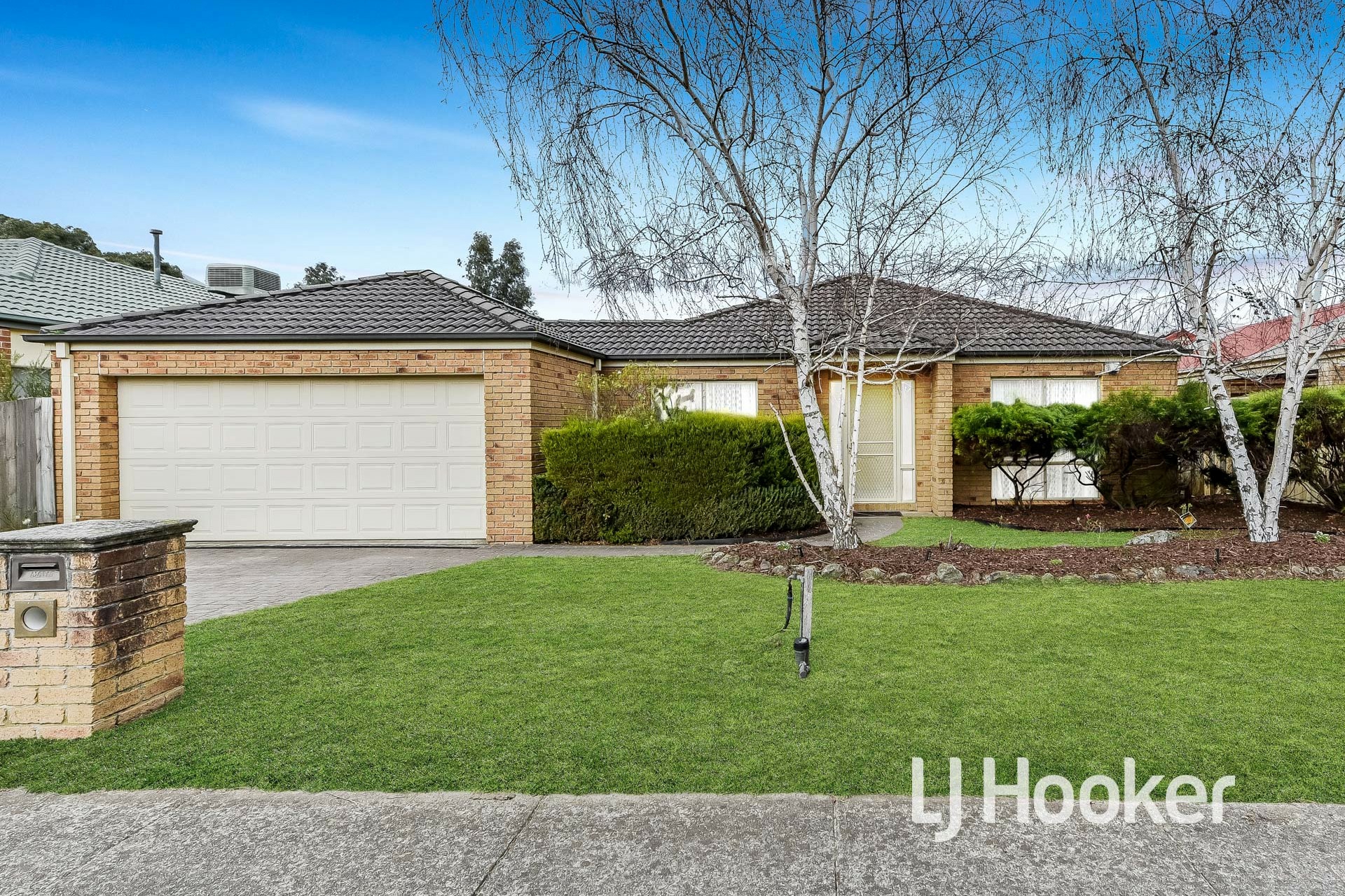 9 Cobbler Grange, LYNBROOK