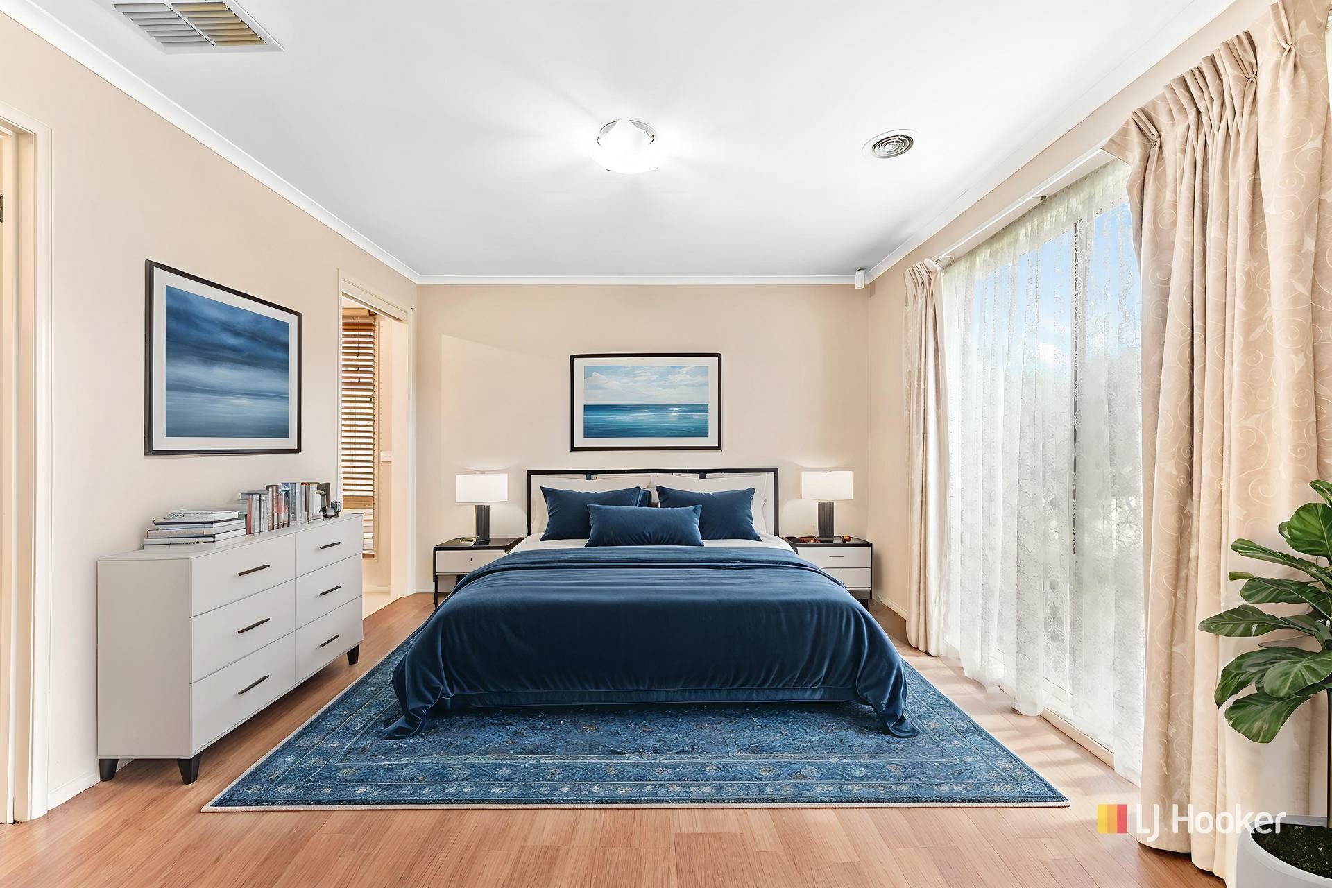 9 Cobbler Grange, LYNBROOK
