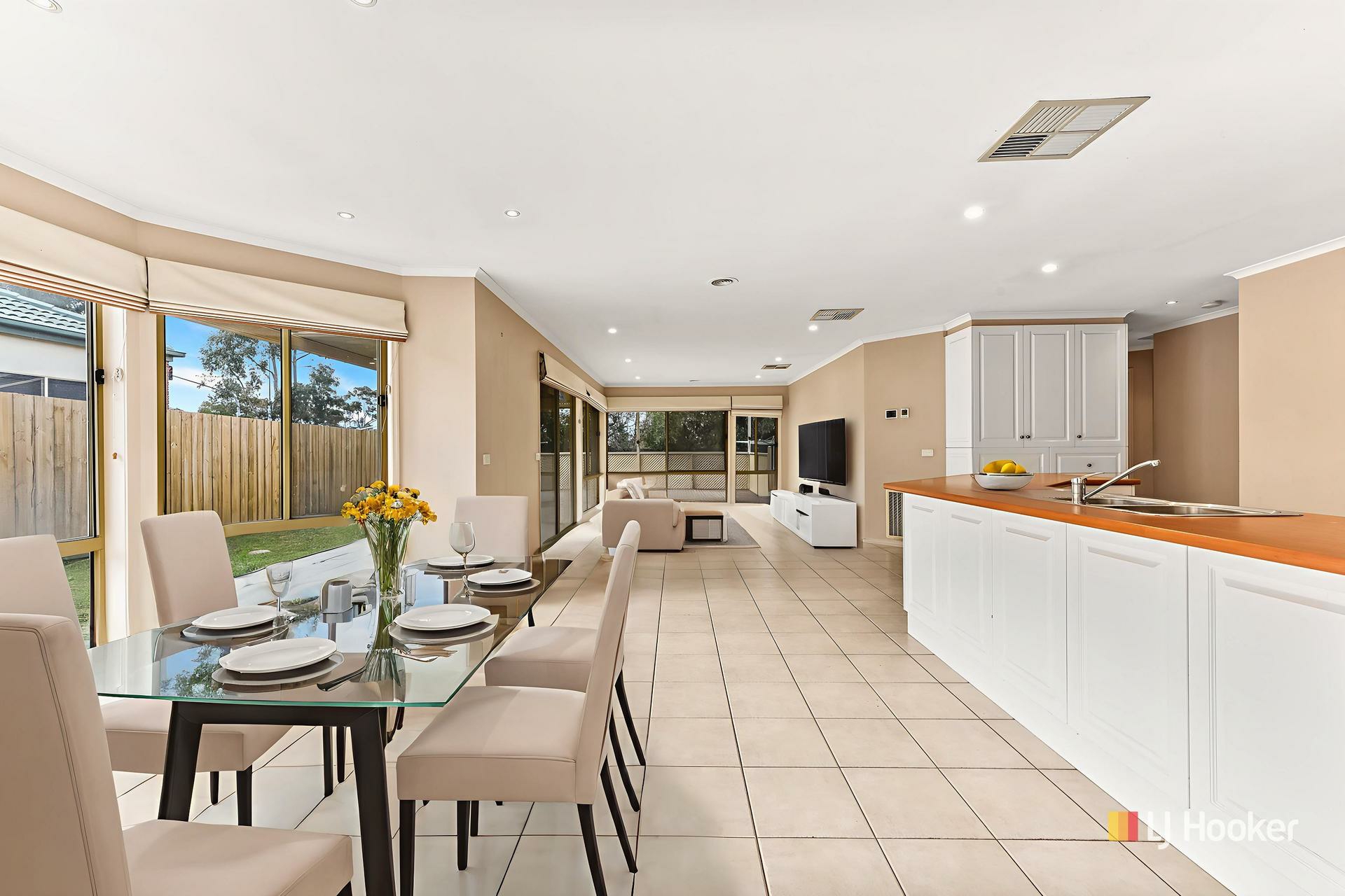 9 Cobbler Grange, LYNBROOK
