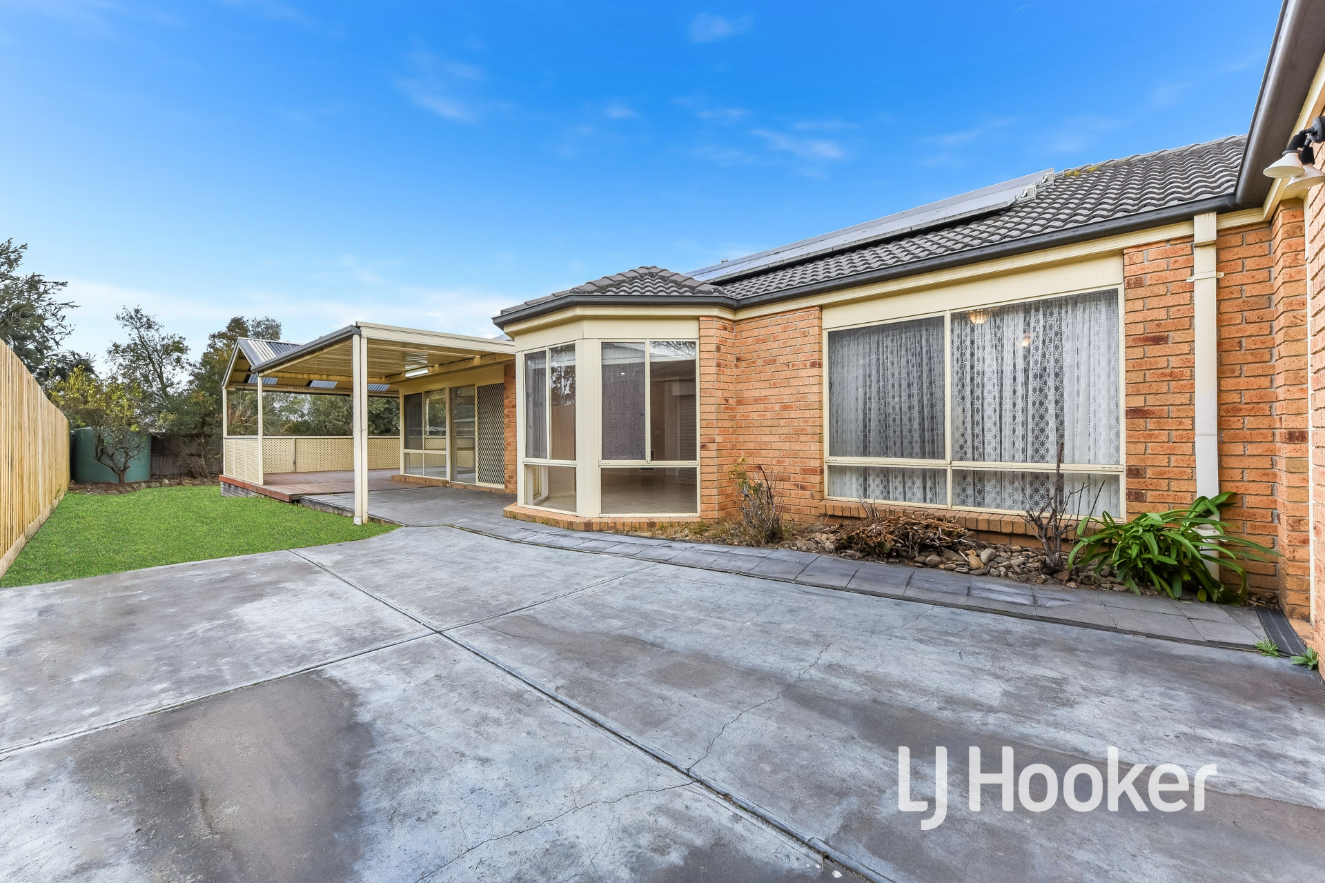 9 Cobbler Grange, LYNBROOK